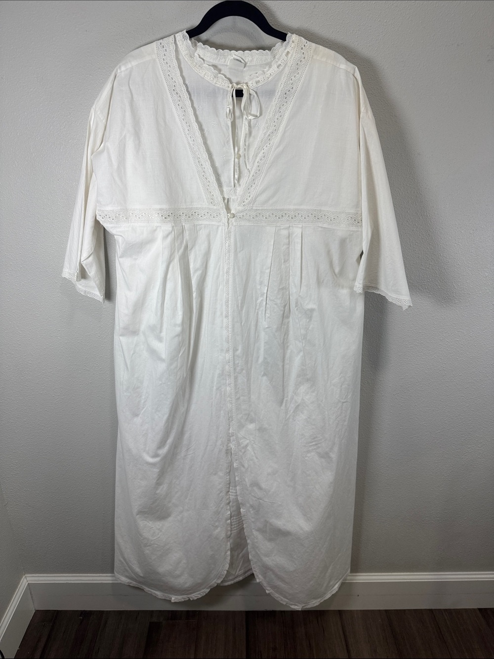 Vintage White Cotton Lace Trim Nightgown and cotton robe‎ maxi